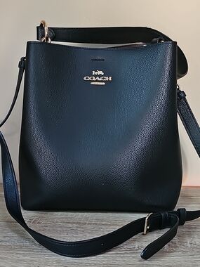 Coach 91122 Town Bucket Bag Black Pebble Leather Shoulder Bag with Gold Hardware